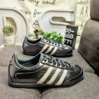 Adidas काली भूरी धातु चमड़े के ऊपरी छिद्रित टो बॉक्स जीवनशैली स्नीकर
