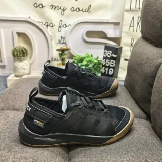 Adidas काले भूरे लो-टॉप लेस-अप लाइफस्टाइल स्नीकर