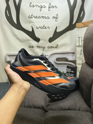 আদিদাস কালো কমলা নকশাকৃত Lightstrike Pro মিডসোল ছিদ্রযুক্ত জালি উপরের অংশ দৌড়ানোর জুতা 5