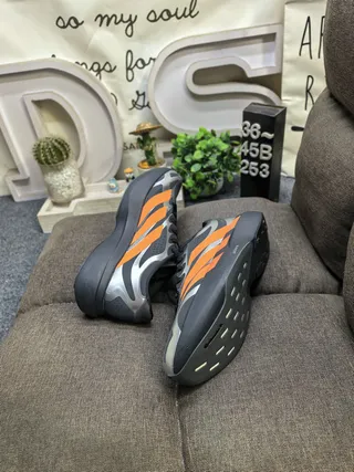 আদিদাস কালো কমলা নকশাকৃত Lightstrike Pro মিডসোল ছিদ্রযুক্ত জালি উপরের অংশ দৌড়ানোর জুতা 6