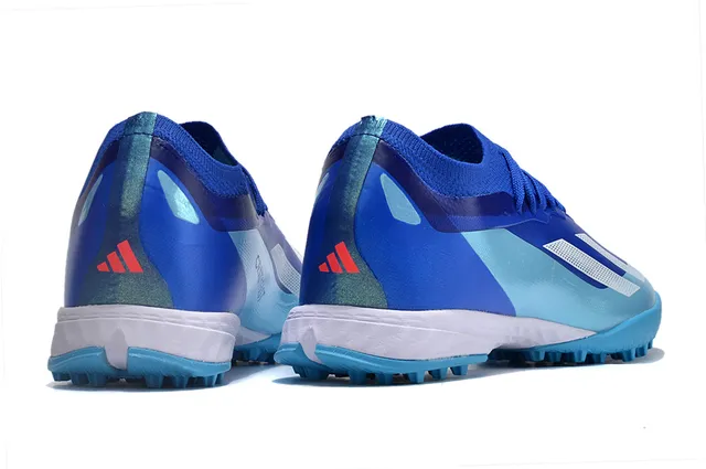 Adidas Chaussures de football à empeineta en maille, lacets asymétriques, coupe basse pour herbe artificielle couleur bleue 5