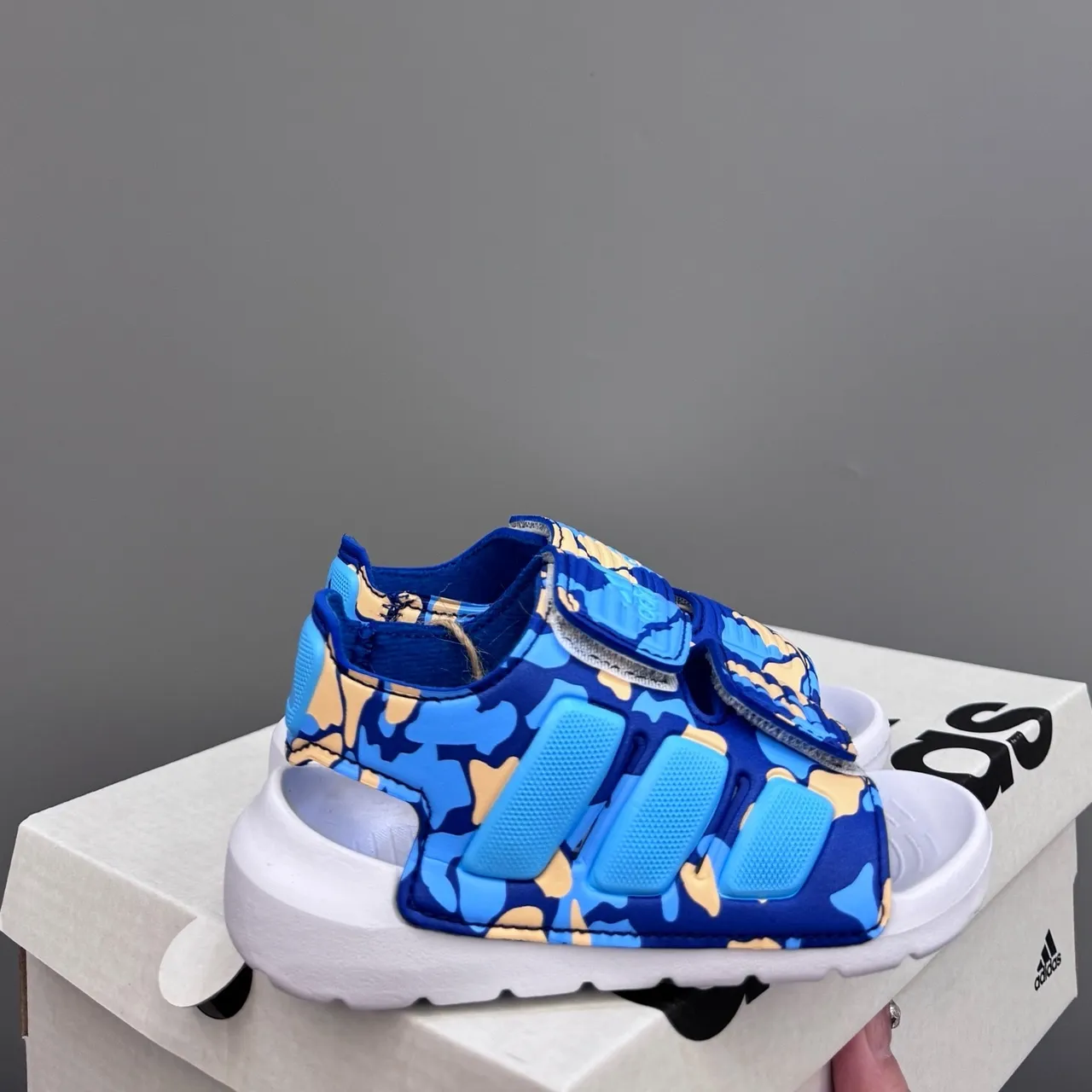 Adidas Sandales Casuales Bleues Blanches à Double Bretelles Velcro Fermeture Impression Camouflage sur la Tige 9