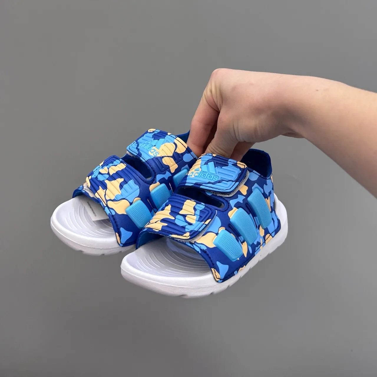 Adidas Sandales Casuales Bleues Blanches à Double Bretelles Velcro Fermeture Impression Camouflage sur la Tige 10