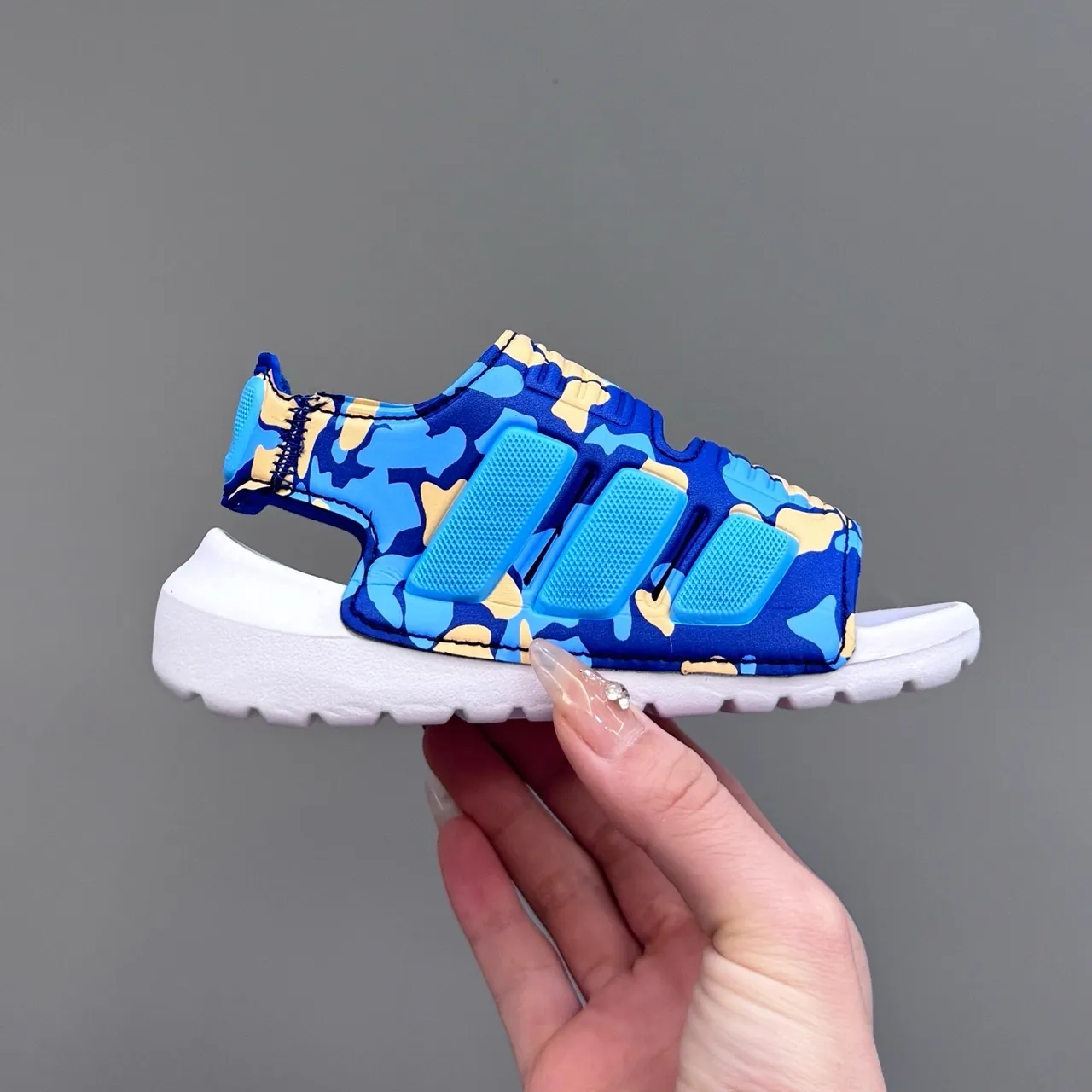 Adidas Sandales Casuales Bleues Blanches à Double Bretelles Velcro Fermeture Impression Camouflage sur la Tige 12