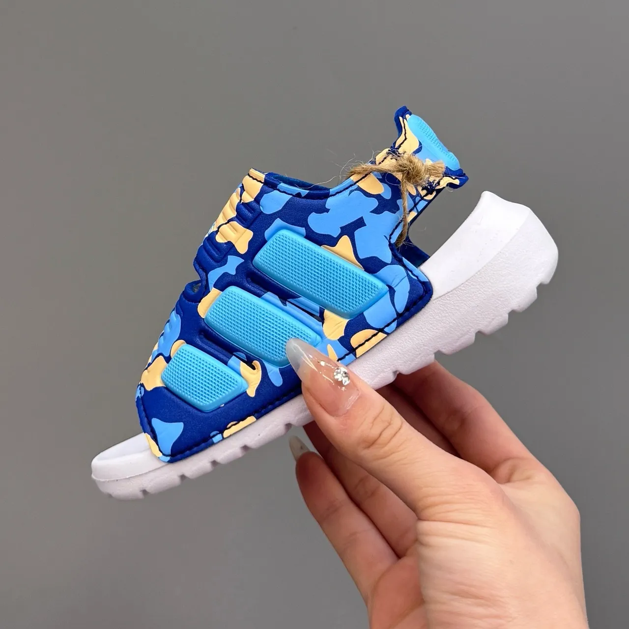 Adidas Sandales Casuales Bleues Blanches à Double Bretelles Velcro Fermeture Impression Camouflage sur la Tige 14