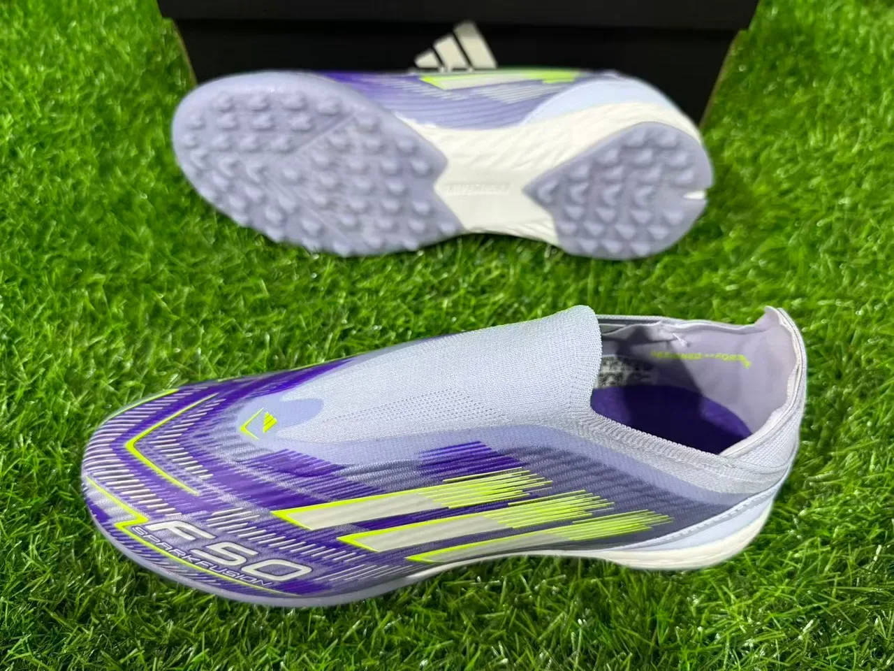Adidas F50 Sparkfusion Light Gray Purple Neon Lime Chaussures de football turf 2
