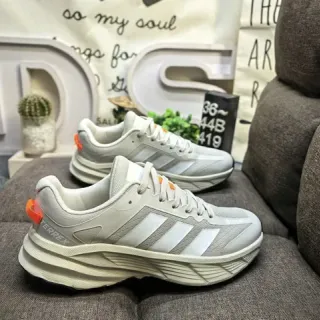 Adidas ग्रे ऑरेंज सोल थ्री-स्ट्राइप साइड पैनल चंकी स्नीकर्स