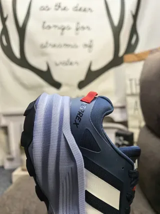 Adidas ग्रे ऑरेंज सोल थ्री-स्ट्राइप साइड पैनल चंकी स्नीकर्स 3