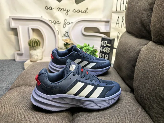 Adidas ग्रे ऑरेंज सोल थ्री-स्ट्राइप साइड पैनल चंकी स्नीकर्स 11