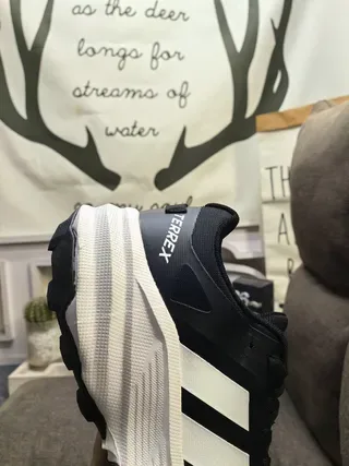Adidas ग्रे ऑरेंज सोल थ्री-स्ट्राइप साइड पैनल चंकी स्नीकर्स 13