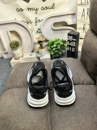 Adidas ग्रे ऑरेंज सोल थ्री-स्ट्राइप साइड पैनल चंकी स्नीकर्स 18