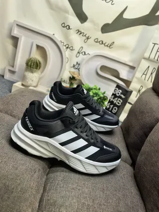 Adidas ग्रे ऑरेंज सोल थ्री-स्ट्राइप साइड पैनल चंकी स्नीकर्स 19