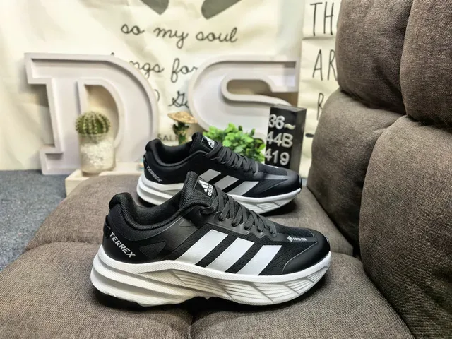 Adidas ग्रे ऑरेंज सोल थ्री-स्ट्राइप साइड पैनल चंकी स्नीकर्स 21