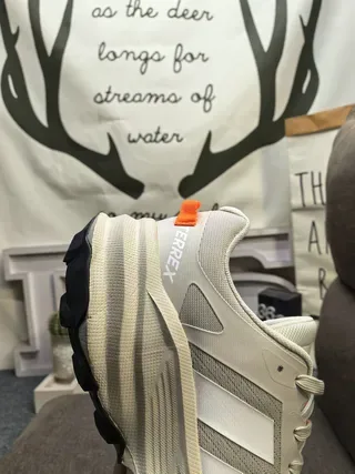 Adidas ग्रे ऑरेंज सोल थ्री-स्ट्राइप साइड पैनल चंकी स्नीकर्स 23