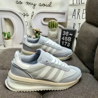 Adidas ग्रे व्हाइट लो-टॉप थ्री-स्ट्राइप साइड पैनल लाइफस्टाइल स्नीकर्स