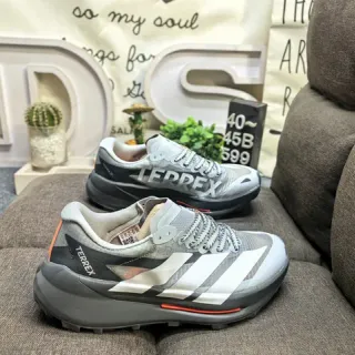 Adidas Zapatillas de correr gris y blanco con parte superior de malla y panel lateral de tres rayas