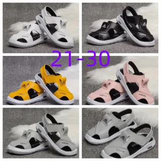 Adidas 儿童白色和黑色休闲凉鞋