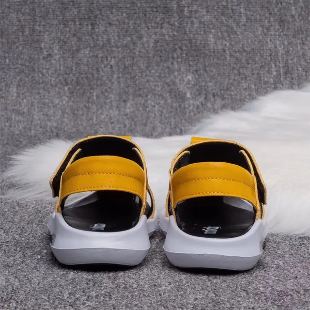 Adidas Crianças Sandálias Casuais Brancas e Pretas 11