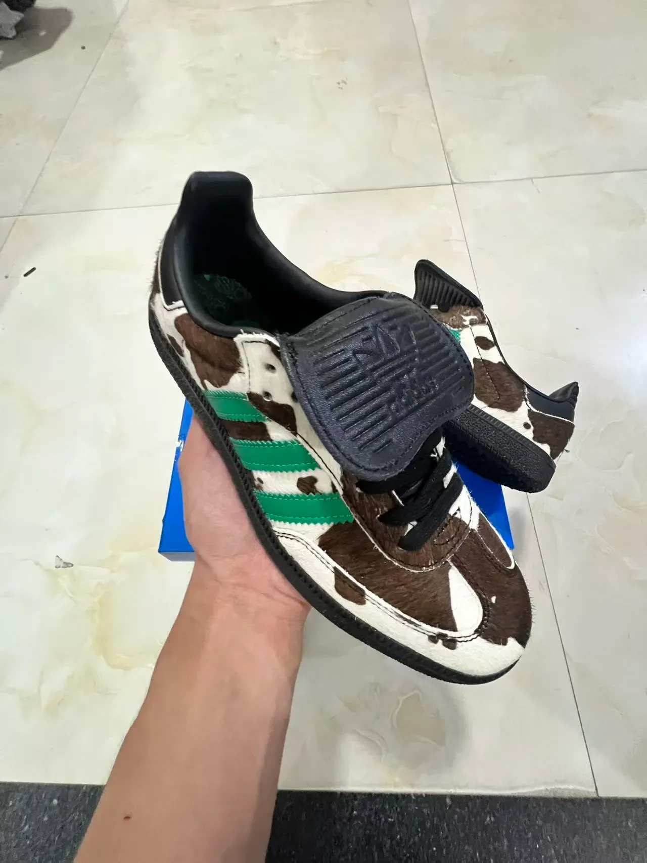 Adidas Chaussures Lifestyle Vert Multicolore Imprimé Vache avec Trois Rayures 2