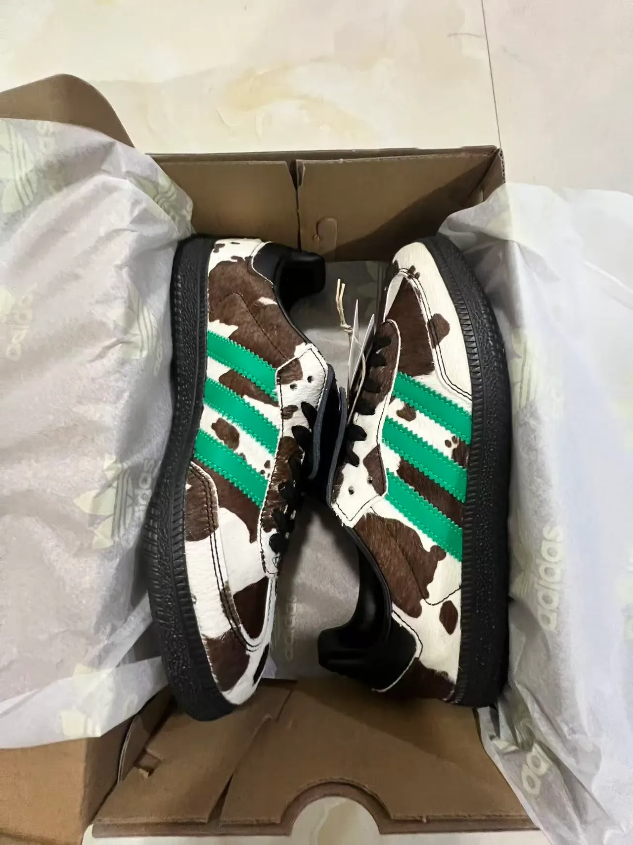 Adidas Chaussures Lifestyle Vert Multicolore Imprimé Vache avec Trois Rayures 9