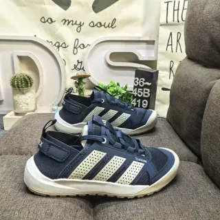 Adidas नेवी और व्हाइट पर्फोरेटेड स्ट्राइप लाइफस्टाइल स्नीकर्स