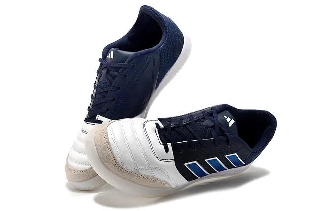Adidas Chaussures de football indoor matelassées en cuir à pointe color navy white low-top 7