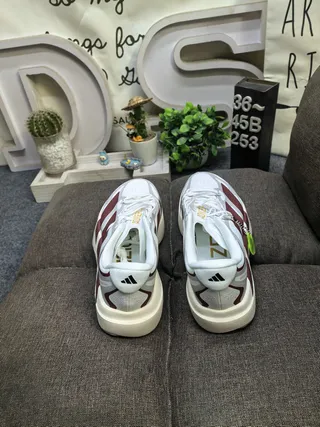 Adidas Tênis de Corrida com Upper de Malha Perfurada Rosa e Preto, Sola Sculpted Lightstrike Pro 8