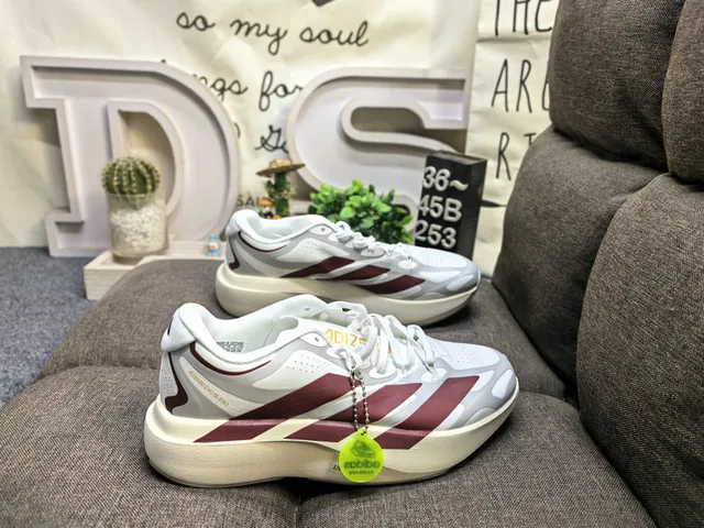 Adidas Tênis de Corrida com Upper de Malha Perfurada Rosa e Preto, Sola Sculpted Lightstrike Pro 11