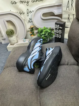 Adidas Tênis de Corrida com Upper de Malha Perfurada Rosa e Preto, Sola Sculpted Lightstrike Pro 16