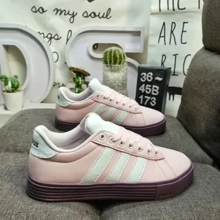 Adidas गुलाबी बैंगनी लो-टॉप तीन स्ट्राइप साइड पैनल लाइफस्टाइल स्नीकर