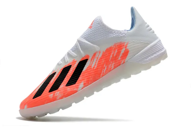 Adidas Chaussures de football avec empeigne tricot rose et blanc texture côtelée pour gazon artificiel 3