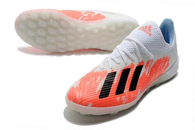 Adidas Chaussures de football avec empeigne tricot rose et blanc texture côtelée pour gazon artificiel 4