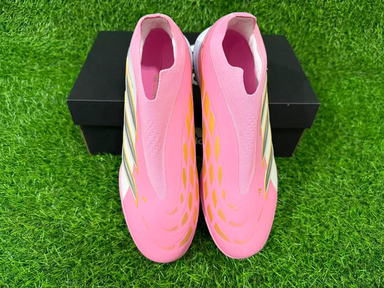 Adidas Sapatos de futebol turf rosa e branco slip-on com collar de meias de construção 2