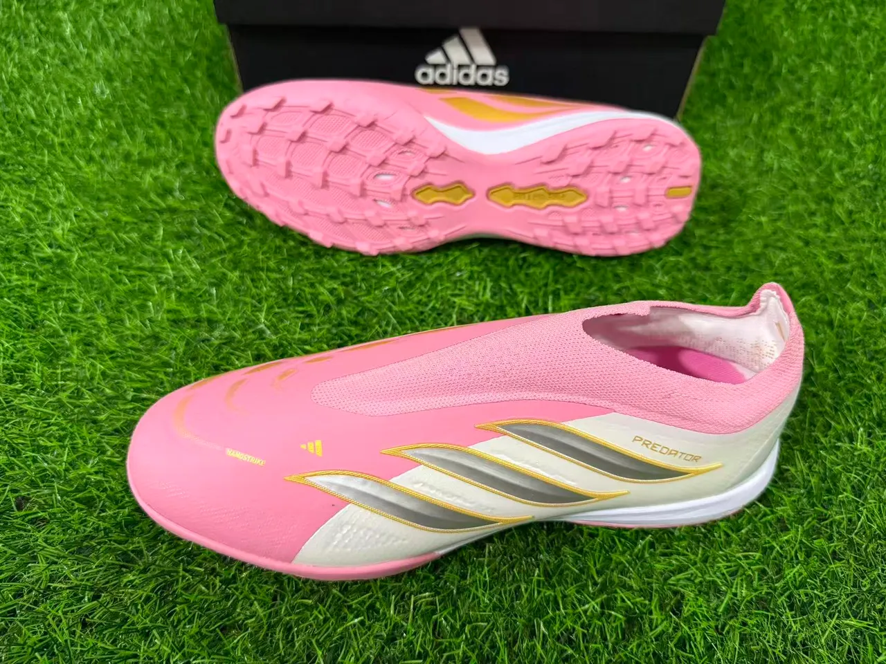 Adidas Sapatos de futebol turf rosa e branco slip-on com collar de meias de construção 3