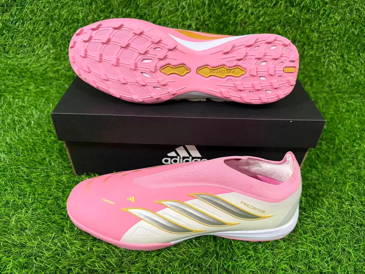 Adidas Sapatos de futebol turf rosa e branco slip-on com collar de meias de construção 4