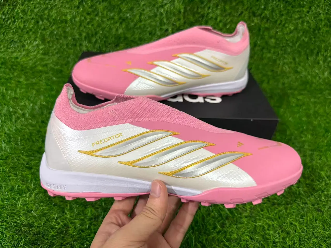 Adidas Sapatos de futebol turf rosa e branco slip-on com collar de meias de construção 5