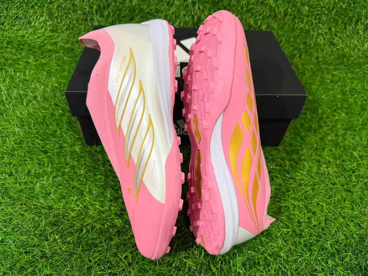 Adidas Sapatos de futebol turf rosa e branco slip-on com collar de meias de construção 6