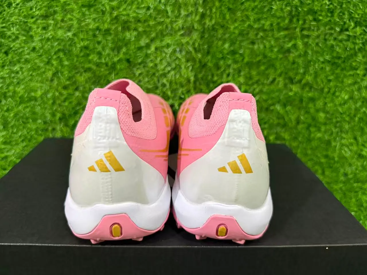 Adidas Sapatos de futebol turf rosa e branco slip-on com collar de meias de construção 7