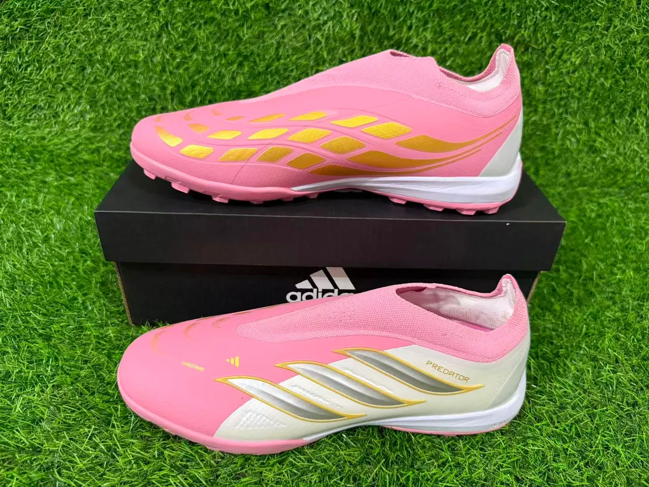 Adidas Sapatos de futebol turf rosa e branco slip-on com collar de meias de construção 8