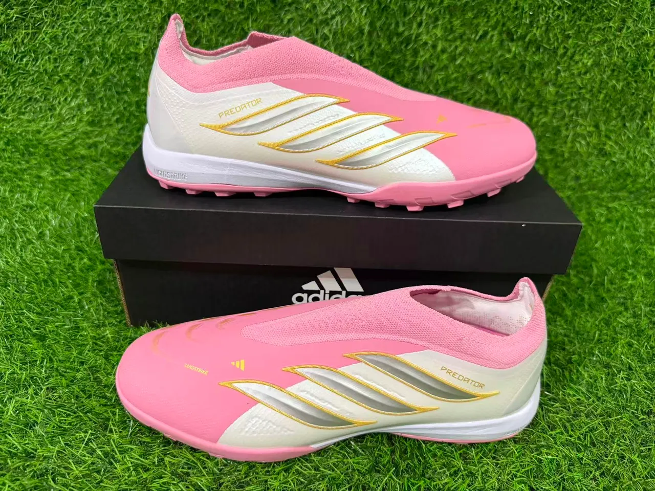 Adidas Sapatos de futebol turf rosa e branco slip-on com collar de meias de construção 9