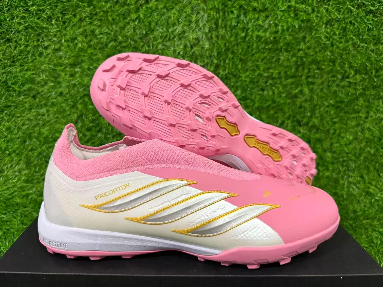 Adidas Sapatos de futebol turf rosa e branco slip-on com collar de meias de construção 10