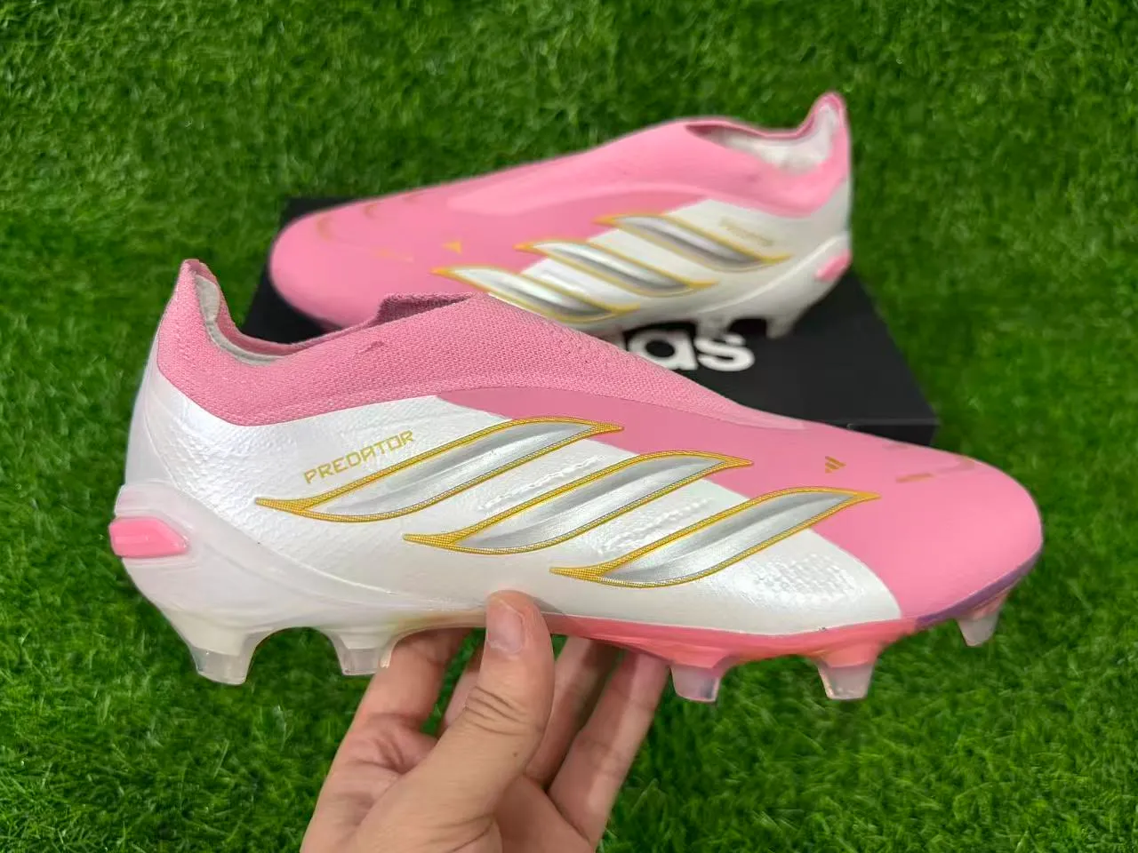 Adidas Predator 粉白 低帮 合成革面 虹彩全息鞋跟 人工草地足球鞋 2