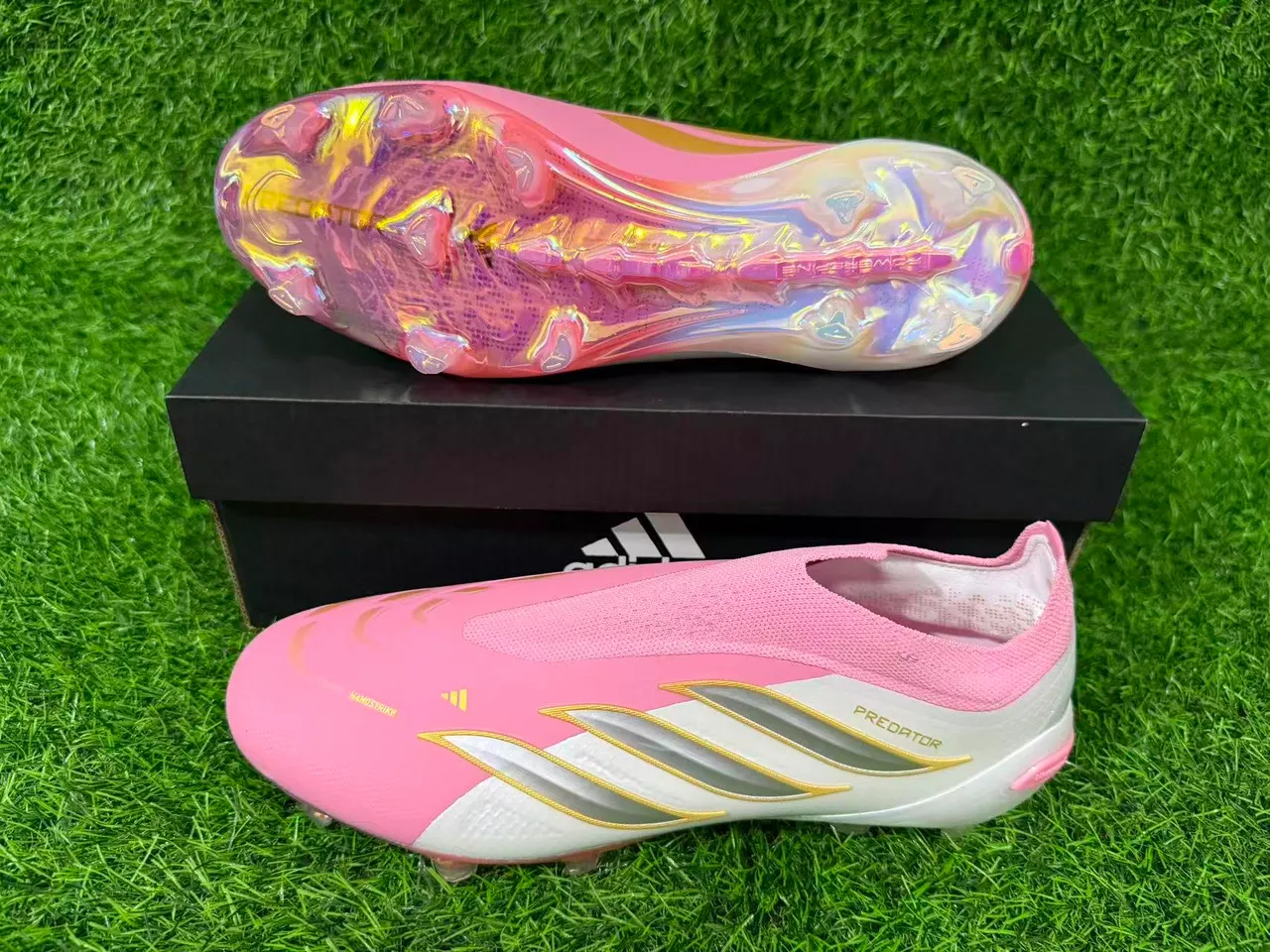 Adidas Predator 粉白 低帮 合成革面 虹彩全息鞋跟 人工草地足球鞋 3