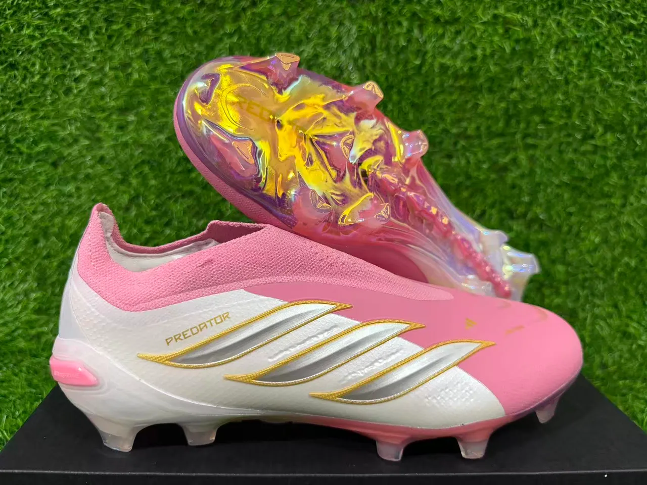 Adidas Predator 粉白 低帮 合成革面 虹彩全息鞋跟 人工草地足球鞋 4