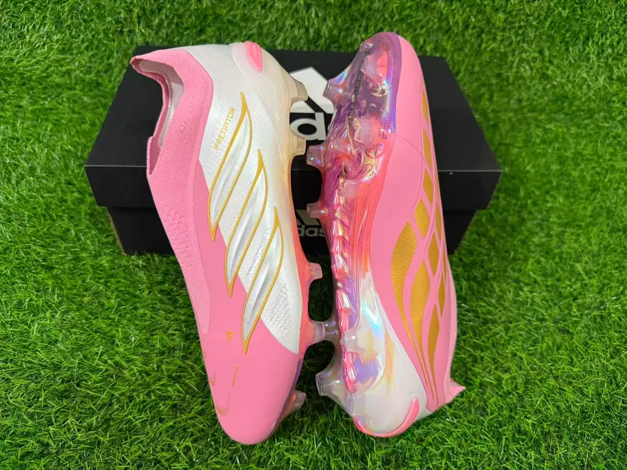 Adidas Predator 粉白 低帮 合成革面 虹彩全息鞋跟 人工草地足球鞋 5