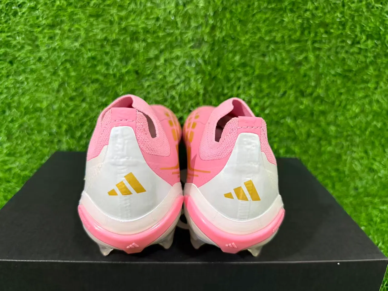 Adidas Predator 粉白 低帮 合成革面 虹彩全息鞋跟 人工草地足球鞋 6