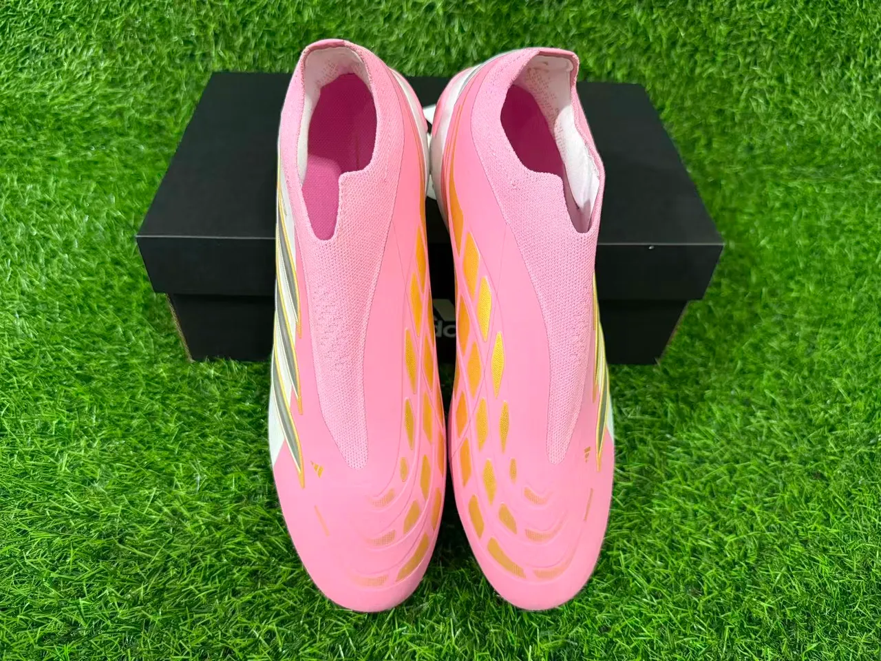 Adidas Predator 粉白 低帮 合成革面 虹彩全息鞋跟 人工草地足球鞋 7