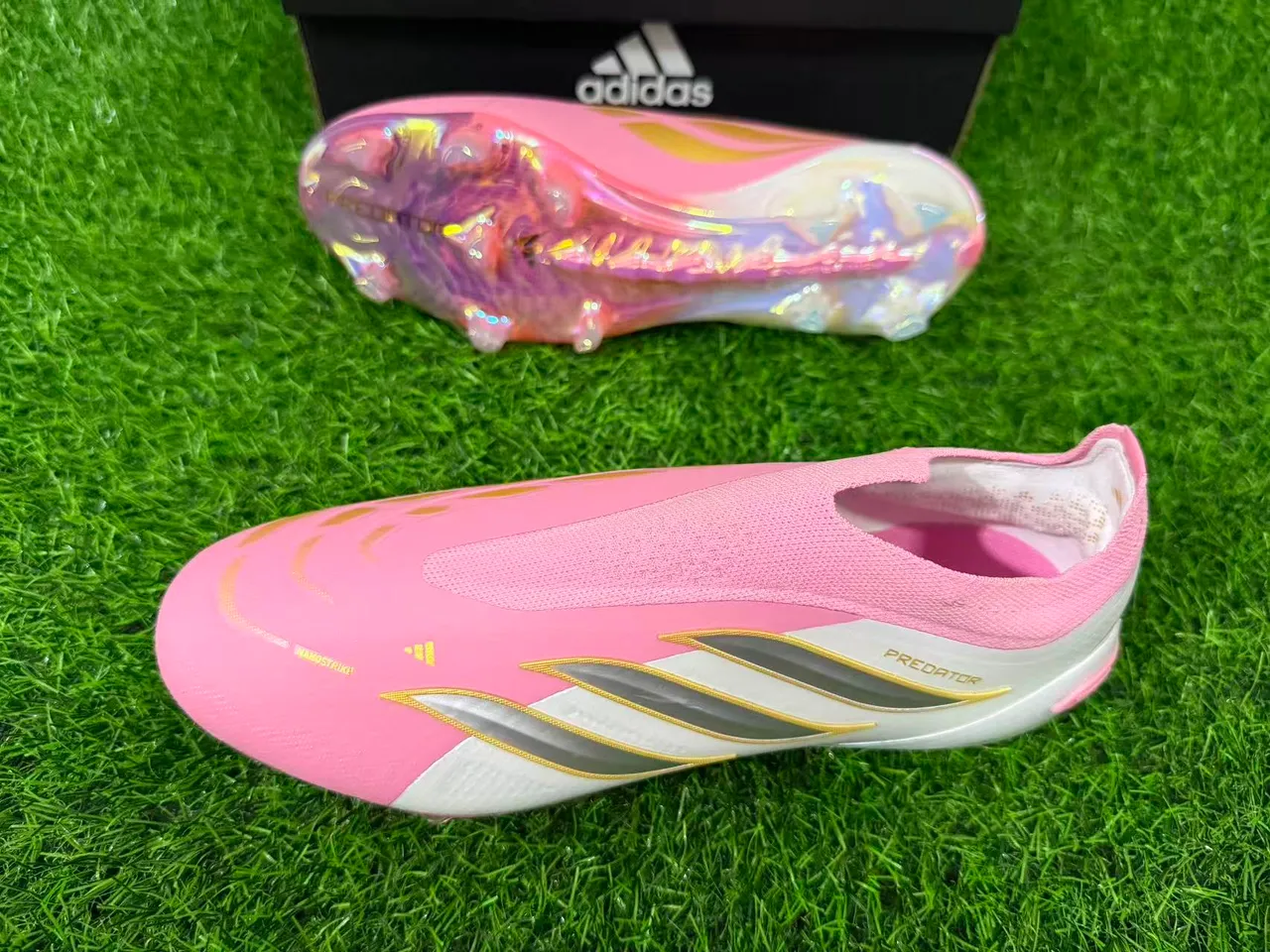 Adidas Predator 粉白 低帮 合成革面 虹彩全息鞋跟 人工草地足球鞋 8