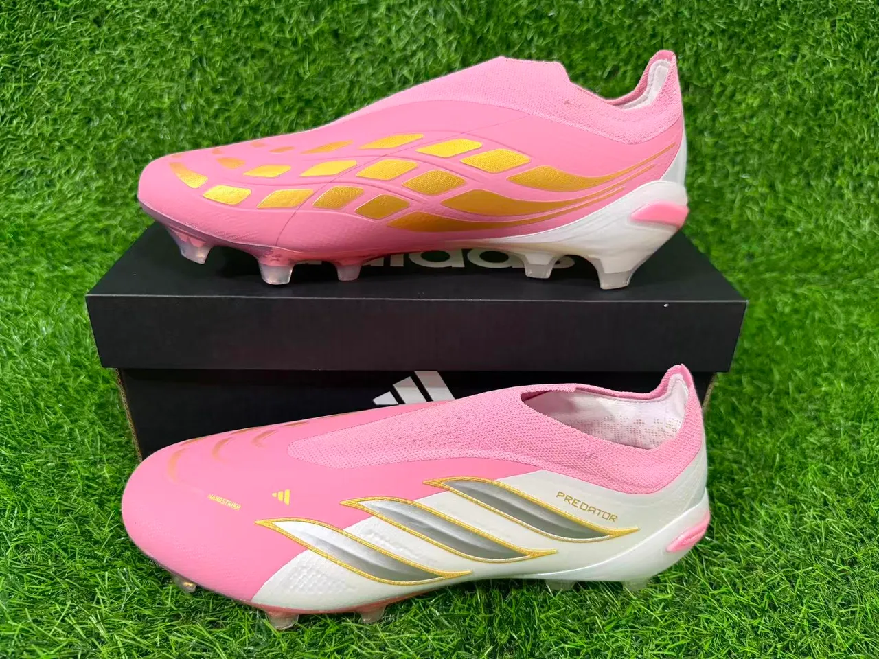 Adidas Predator 粉白 低帮 合成革面 虹彩全息鞋跟 人工草地足球鞋 9