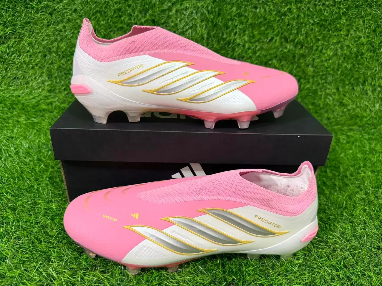 Adidas Predator 粉白 低帮 合成革面 虹彩全息鞋跟 人工草地足球鞋 10